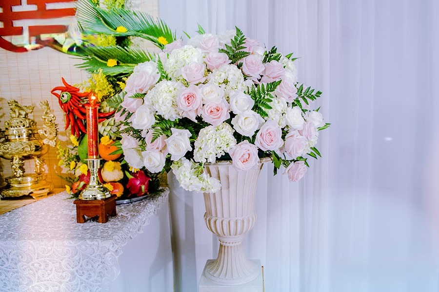 Cắm hoa bàn thờ gia tiên ngày cưới nên chọn loài hoa nào?