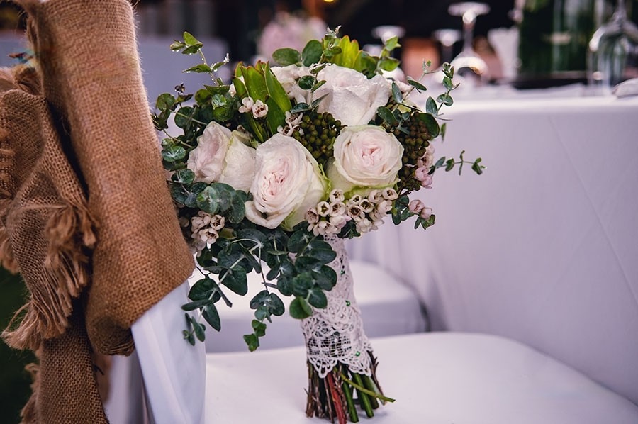 Cô dâu có nên cầm hoa trong đám hỏi hay không?