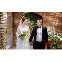 Ảnh cưới của cặp đồng tính nữ vượt nửa vòng trái đất để yêu