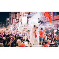 Cặp 9X chụp ảnh cưới giữa 'biển' người mừng Việt Nam vô địch