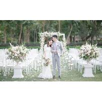 Đám cưới được lấp đầy bởi vườn hoa trắng mộng mơ Đám cưới được lấp đầy bởi vườn hoa trắng mộng mơ