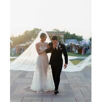 Hoa hậu thế giới 2000 khoe trang phục cưới lộng lẫy dài hơn 23 mét