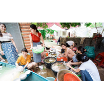 Hội bạn thân ăn cưới xong còn giúp cô dâu rửa 50 mâm bát Hội bạn thân ăn cưới xong còn giúp cô dâu rửa 50 mâm bát