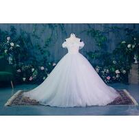 Váy cưới Á hậu Thanh Tú “gây thương nhớ” với 10.000 viên pha lê