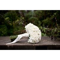 Hoa cưới cầm tay phù hợp áo cưới