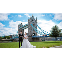 Ảnh cưới 'chuyện tình London' của cặp người Anh gốc Việt