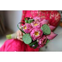 Gợi ý các mẫu bó hoa sen cầm tay cho cô dâu truyền thống Gợi ý các mẫu bó hoa sen cầm tay cho cô dâu truyền thống