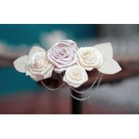 Hoa cài tóc cho cô dâu rạng ngời trong ngày cưới.