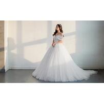 Cô dâu của đạo diễn 'Cua lại vợ bầu' thử váy cưới