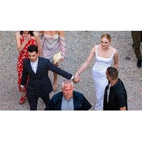 Cô dâu của Joe Jonas diện váy cưới tối giản hơn 114 triệu đồng Cô dâu của Joe Jonas diện váy cưới tối giản hơn 114 triệu đồng