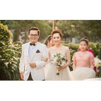 Cô dâu của NSND Trung Hiếu thay 3 váy cưới trong hôn lễ