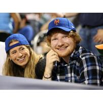 Giọng ca “Shape Of You” bí mật kết hôn với bạn lâu năm