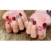 Móng tay màu đỏ cho cô dâu mệnh Hỏa