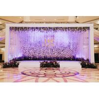 Đám cưới tím huyền ảo từ hàng ngàn đóa hoa tươi và pha lê