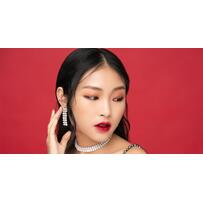 Trang điểm tiệc cuối năm với tông đỏ chủ đạo giúp nàng quyến rũ và hút mắt