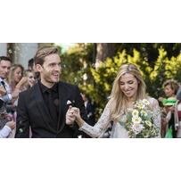 YouTuber nổi tiếng bậc nhất thế giới PewDiePie vừa chính thức kết hôn, mời xem chùm ảnh cưới của anh YouTuber nổi tiếng bậc nhất thế giới PewDiePie vừa chính thức kết hôn, mời xem chùm ảnh cưới của anh