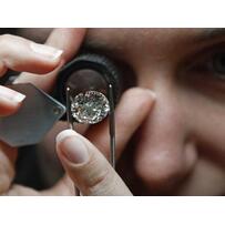 Bảo quản nhẫn đính hôn kim cương như thế nào thì hợp lý?