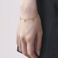 Chọn gì tặng "cạ cứng" sắp lên xe hoa?