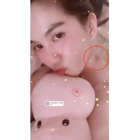 Mấy ai nghiện che khuyết điểm như Ngọc Trinh, dặm phấn từ đầu đến chân lẫn vết lạ ở cổ Mấy ai nghiện che khuyết điểm như Ngọc Trinh, dặm phấn từ đầu đến chân lẫn vết lạ ở cổ